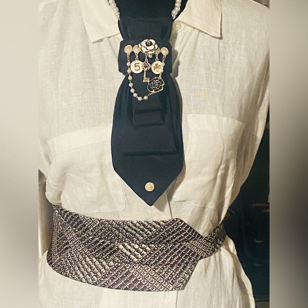 Elegant Black Brooch with Gold Accents
